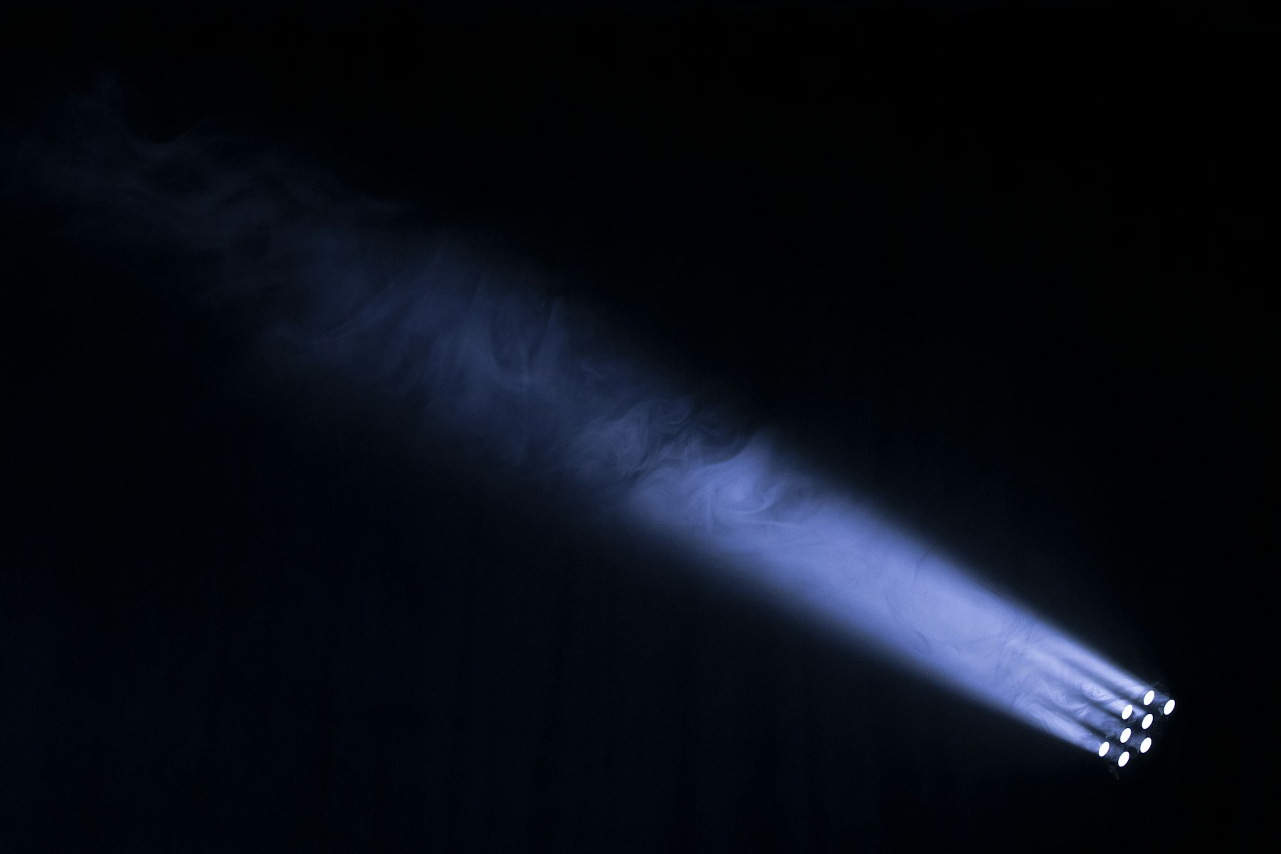 운영 현장의 공기감을 보여주는 조명 장면